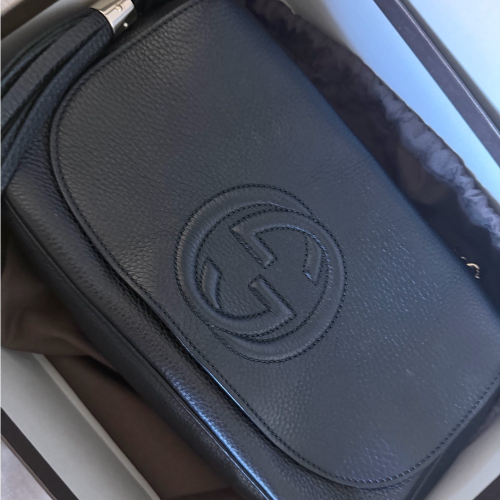 Certified Authentic
GUCCI
Pebbled Calfskin Medium Soho Flap Crossbody Black